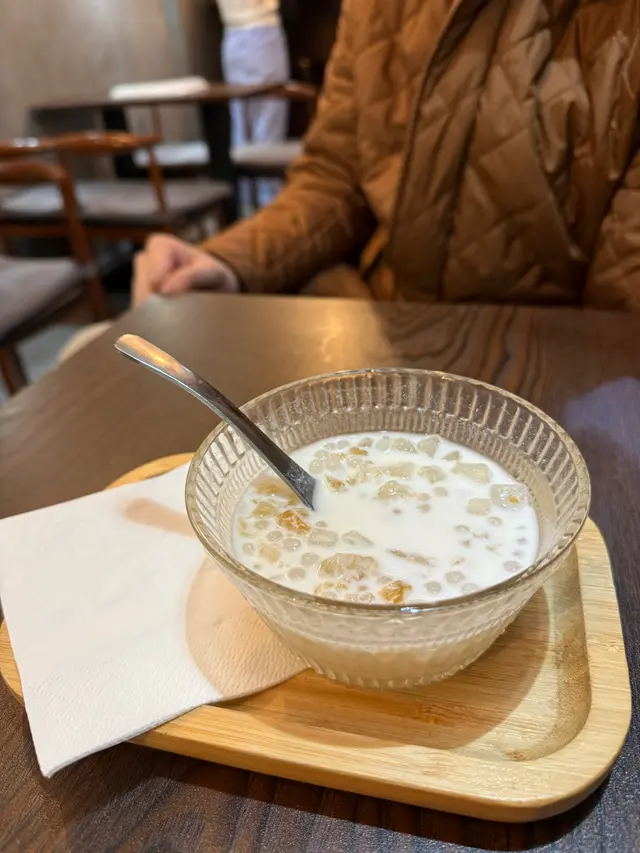 唔記得咗叫桃膠椰汁西米露定椰汁桃膠西米露

好食！但我鍾意食甜，呢個就係啱香港人甜品唔太甜嘅選擇 XD

加咗桃膠好有口感！