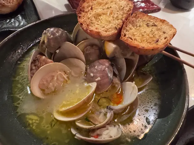 蜆的鮮味與蒜香牛油的搭配非常完美,吃上一口就讓人感覺幸福無比!🥂