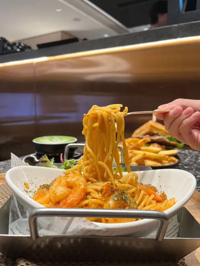 龍蝦濃湯意粉配虎蝦