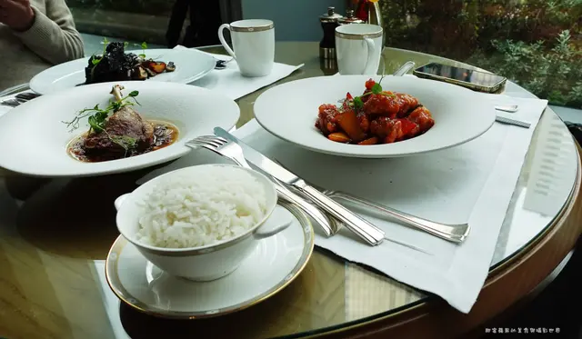 咕嚕肉配甜椒鳳梨及白飯