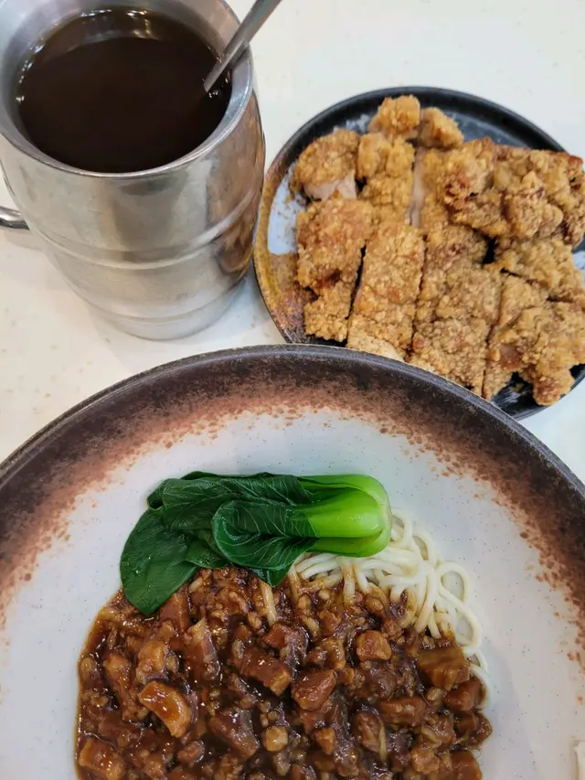 #台灣餐廳 #台灣菜 #香酥雞扒肉燥撈麵 #百香果紅茶