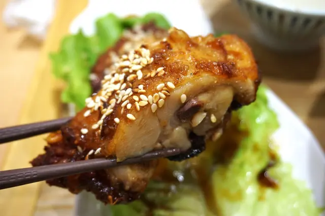 蜜汁芝麻雞髀乾拌麵