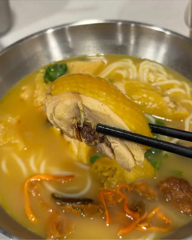 姬松茸竹笙花膠雞米線