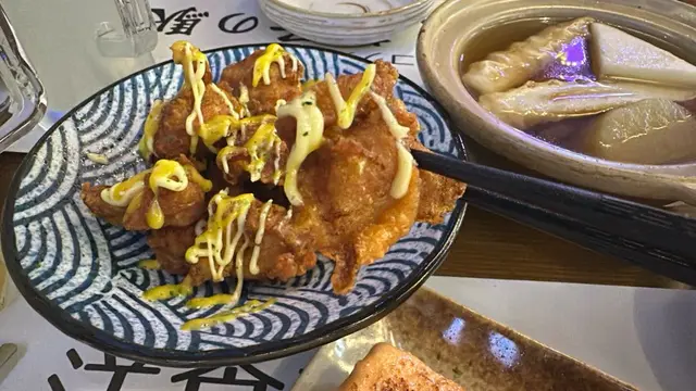 炸雞即叫即炸,新鮮熱辣,
外皮薄脆,內裏雞肉嫩滑多汁,
配上日式芥末醬和蛋黃醬,好滋味,佐酒一流!☺️👍🏻