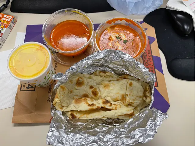 當天嘅湯、奶油咖哩雞、印度烤餅、芒果拉茶