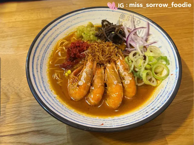 坐鎮紅蝦油櫻花脆蝦湯麵