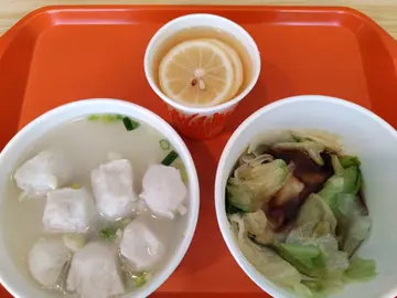 鱼蛋河配生菜 (热柠水十3元）