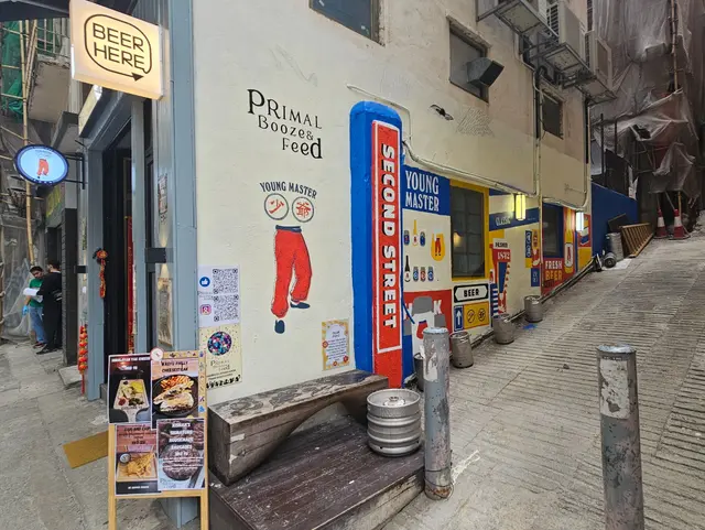 餐廳專賣香港及各地手工精釀啤酒，少爺啤壁畫係亮點