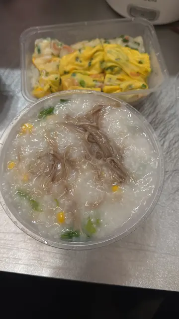 生菜粟米瘦肉粥十雞蛋蝦米腸