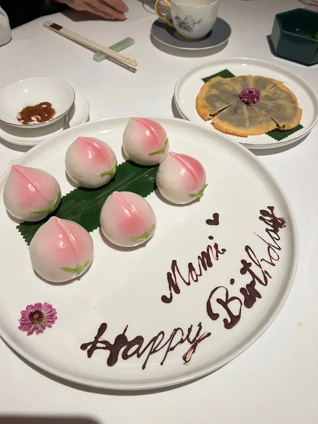 紅豆餅同壽桃都唔會太甜，啱啱好😋開頭都好擔心紅豆餅會好似出面嗰啲咁油，結果好好食！