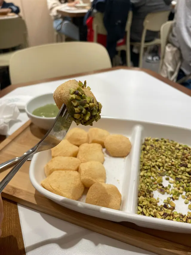 開心果碎碎·開心果奶蓋沾醬麻糬  