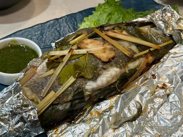 整個滑溜溜的🤩
𥚃面還放滿多種香料 包括香茅🌿也被好好的吸進魚肉𥚃👍