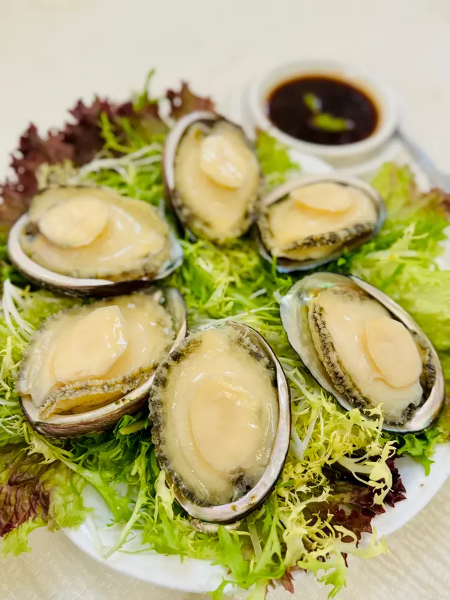 冰鎮鮑魚配燒汁芥辣醬