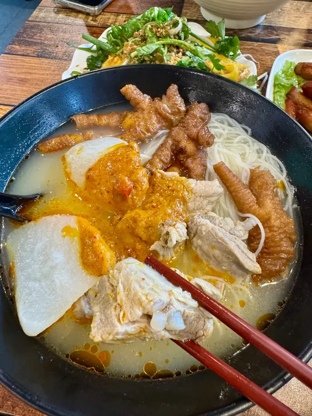豬軟骨，滷水鳳爪，蘿蔔喇沙米粉