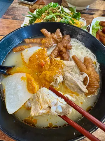 豬軟骨，滷水鳳爪，蘿蔔喇沙米粉