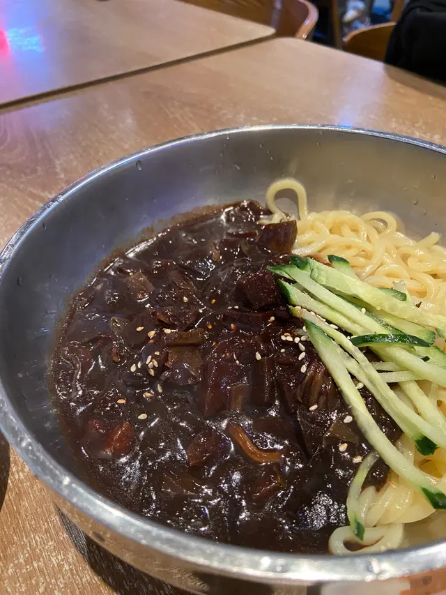 最正係口感,醬汁濃稠,麵條掛汁能力一流,每一條都黐滿炸醬,入口好滑好濃郁。麵條偏軟身但帶少少咬口,似粗身拉麵。至於味道方面,炸醬係淡淡嘅黑豆味,冇嗰種令人卻步嘅「gas」味,但整體味道會稍嫌太淡,未算突出。