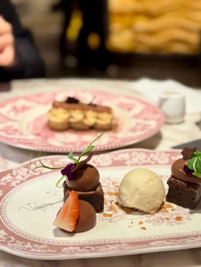 朱古力慕斯配朱古力布朗尼及檸檬梨子雪芭