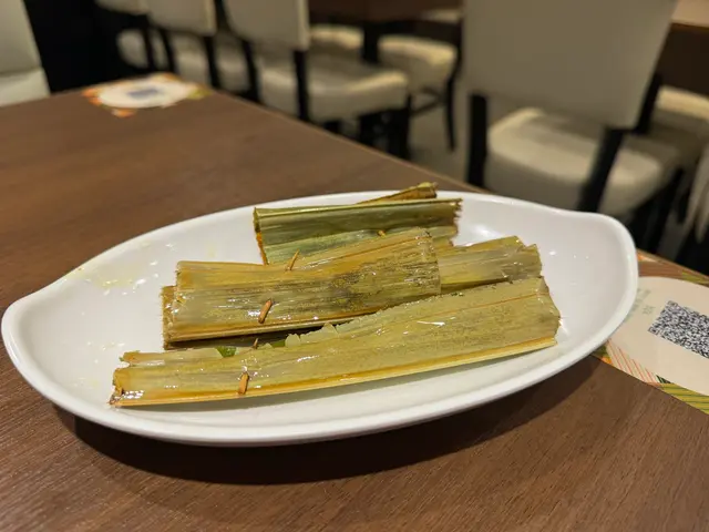 用亞答葉包裹着烘烤