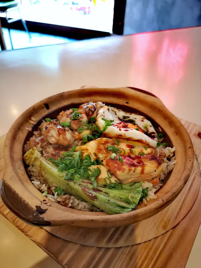 百里香烤三黃雞胸、蒜蓉牛油煎台山蠔、九州太陽蛋、煲仔啫啫香蔥手撕三文魚大根飯