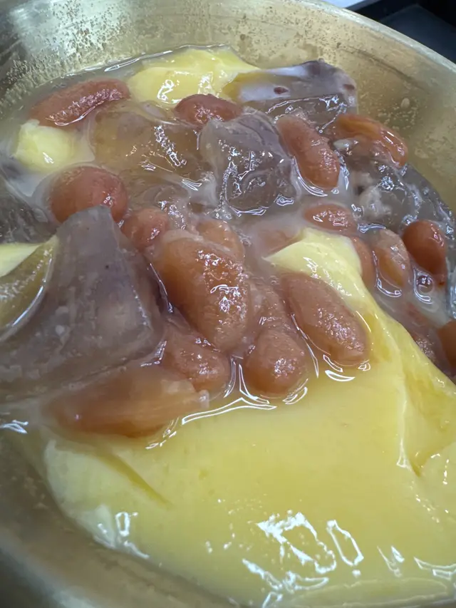 環境不錯因為有座位坐。芋圓好吃  總體而言份量大很划算，但是那些布丁啊粉粿啊奶啊都太甜好像街邊攤味道很一般，實在吃不進去。建議可以提升一下品質