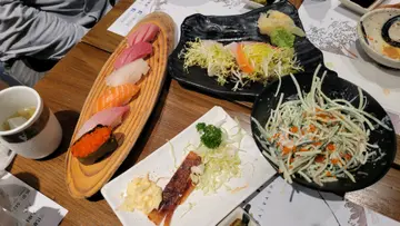 刺身,寿司和鱼干,蟹籽沙律