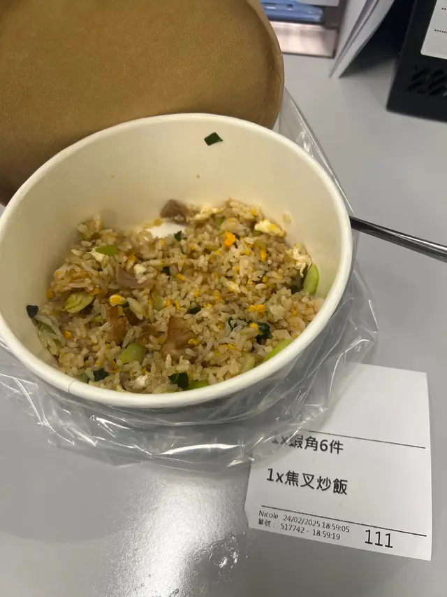 新款式，反而減少咗材料，成盒炒飯數埋都冇6件叉燒，仲要比舊款菜飯貴，唔會再有下次👎🏻