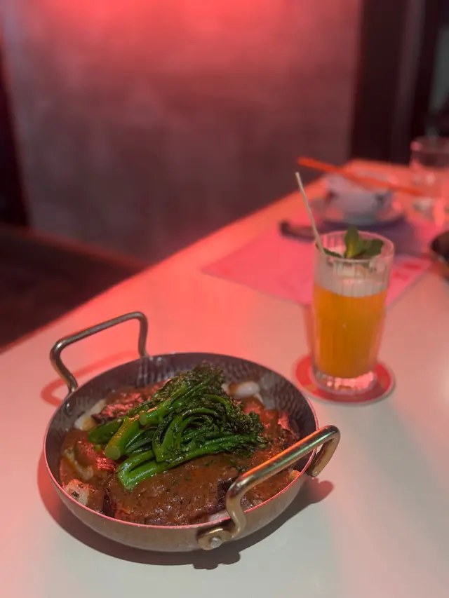 先炆後煎澳洲和牛臉配濃香沙爹汁,西蘭花苗,鐵板先炆後煎豬粉腸*及腸粉