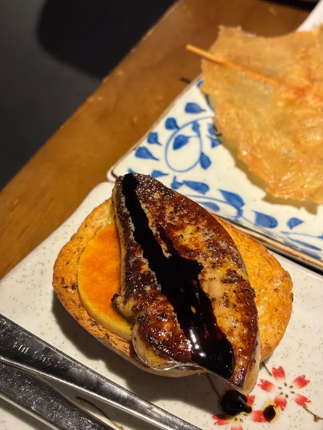 呢個係小編嘅最愛 睇開我哋都知道小編超級鍾意食鵝肝🪿🪿🪿
呢個多士 麵包嘅厚度適中 麵包亦都係脆卜卜
中間夾咗塊蘋果 正好中和左鵝肝嘅油膩感
而且鵝肝都幾大塊同埋香濃 小編就覺得算係值回票價啦🥹