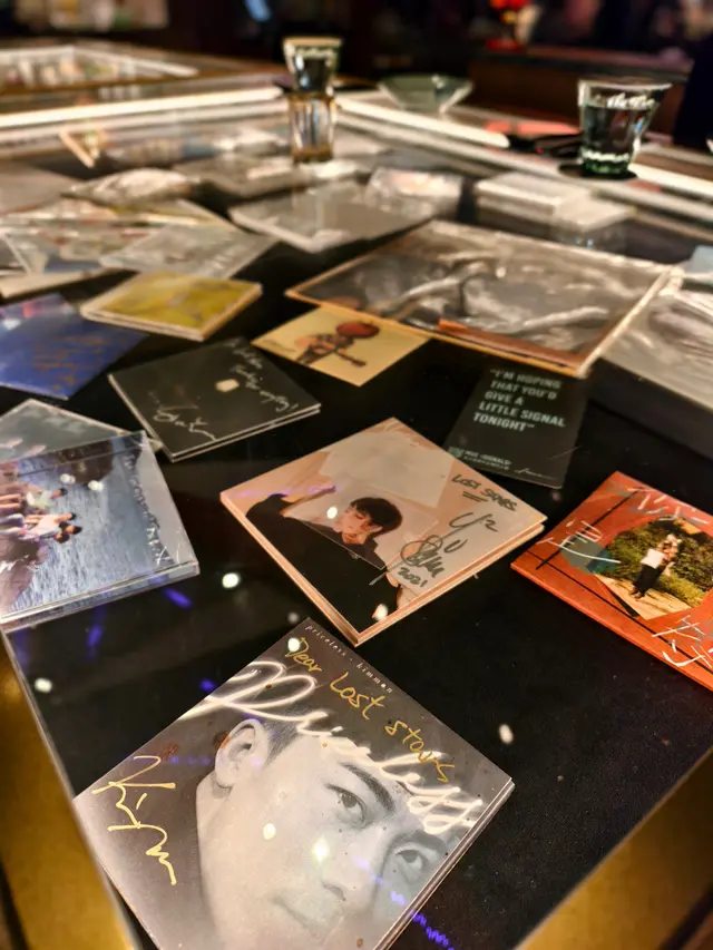近入口的酒吧桌上有不少獨立音樂人的簽名作品
