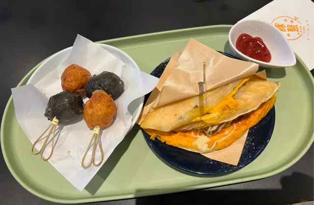 HK$28炸花枝墨魚丸，HK$38薯餅起司雙蛋蛋餅