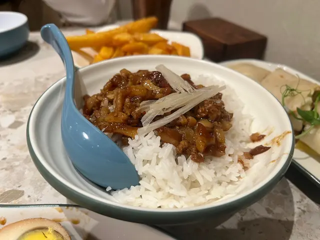 古早滷味配滷肉飯（雞翼滷蛋)