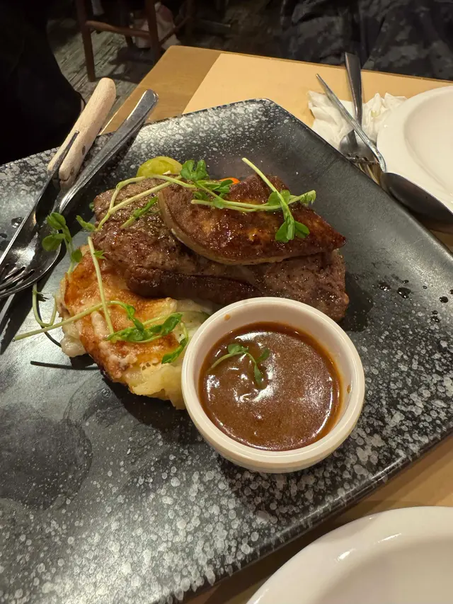 香煎安格斯西冷扒拼香煎鵝肝