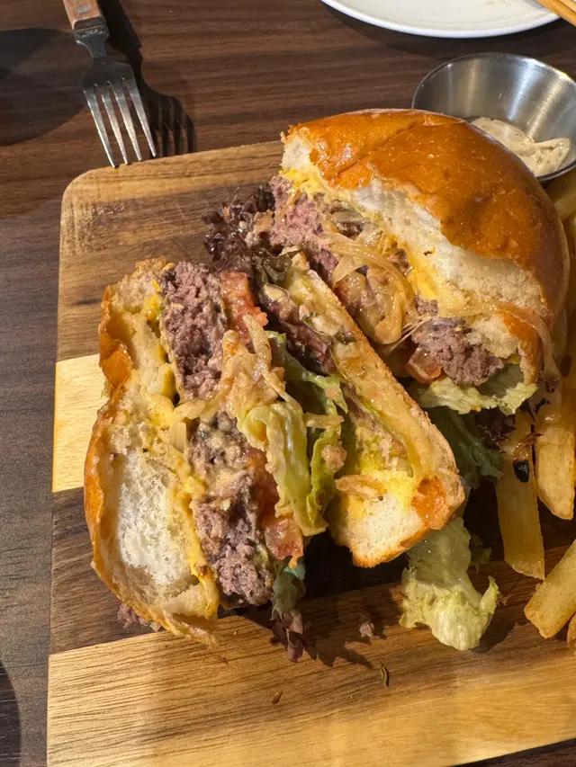 澳洲和牛芝士漢堡配黑松露薯條