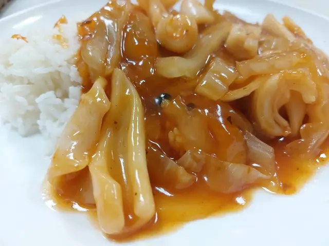 芡汁與酸菜的甜酸度很好，醒胃。魷魚夠韌，好咬口。