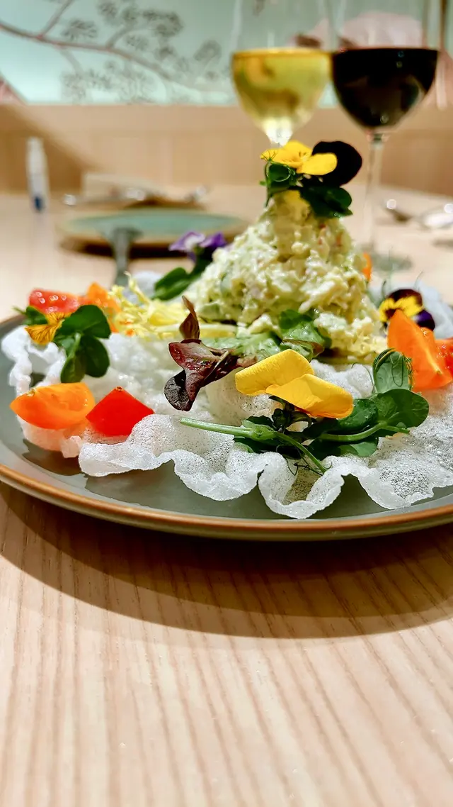 鮮拆蟹肉牛油果沙律配手工米紙脆