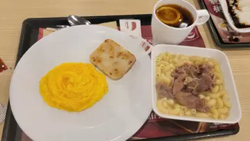 薑絲牛肉通粉炒蛋蘿蔔糕配熱檸茶