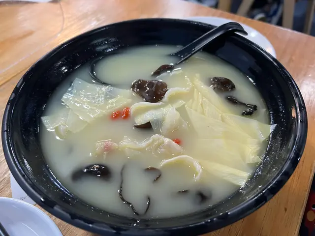 花膠濃湯雞米線