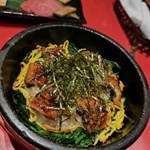 今晚我到銅鑼灣渣甸街50號渣甸中心2樓的「約肉料理 廣（銅鑼灣）」餐廳吃晚飯。進去後，店內氣氛輕鬆，服務員熱情，讓我感受到這裡的誠意。

我點了韓式泡菜和漬物作為開胃小菜，味道酸辣開胃，真係好正！接著，我選擇了飛驒牛五部位和和牛牛牌肉腩，肉質鮮嫩，入口即化，真係唔可以錯過。主菜我叫了韓式石鍋鰻魚飯，鰻魚烤得恰到好處，配上香噴噴的米飯，味道一流。飲品方面，我點了梅酒，清爽宜人，正好解膩。

最後，我還試了他們的甜品——栗子及開心果雪糕，口感滑順，甜而不膩，真係完美收尾。