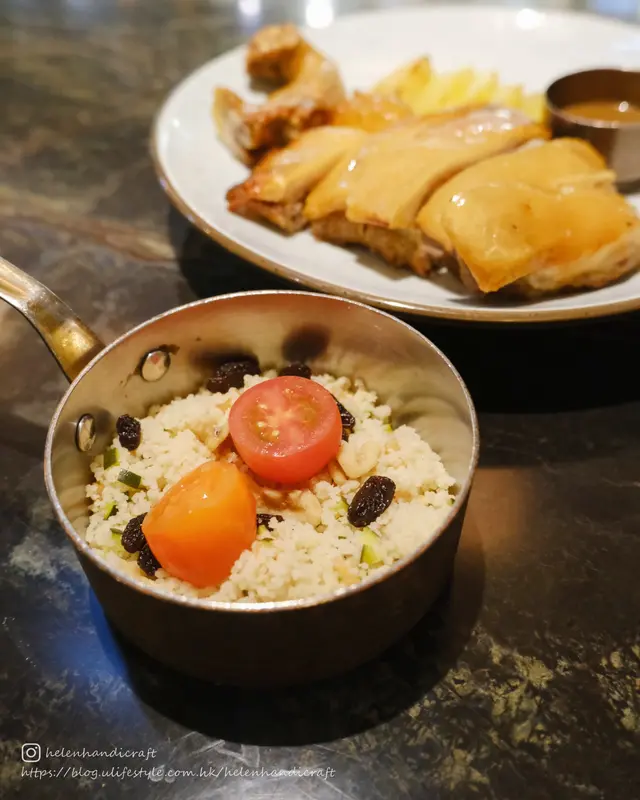 煙燻香脆乳豬伴焦糖菠蘿配古斯米沙律