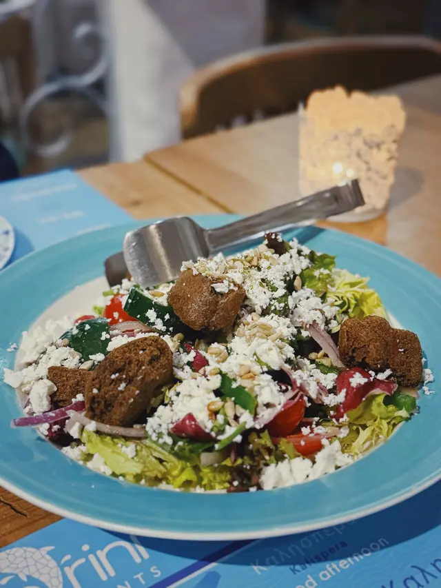 有別於一般Greek Salad 依款沙律會有多一種叫barley rusk既薏米餅
睇落似麵包🥖但食落硬身脆口
都幾特別 值得一試👍🏻