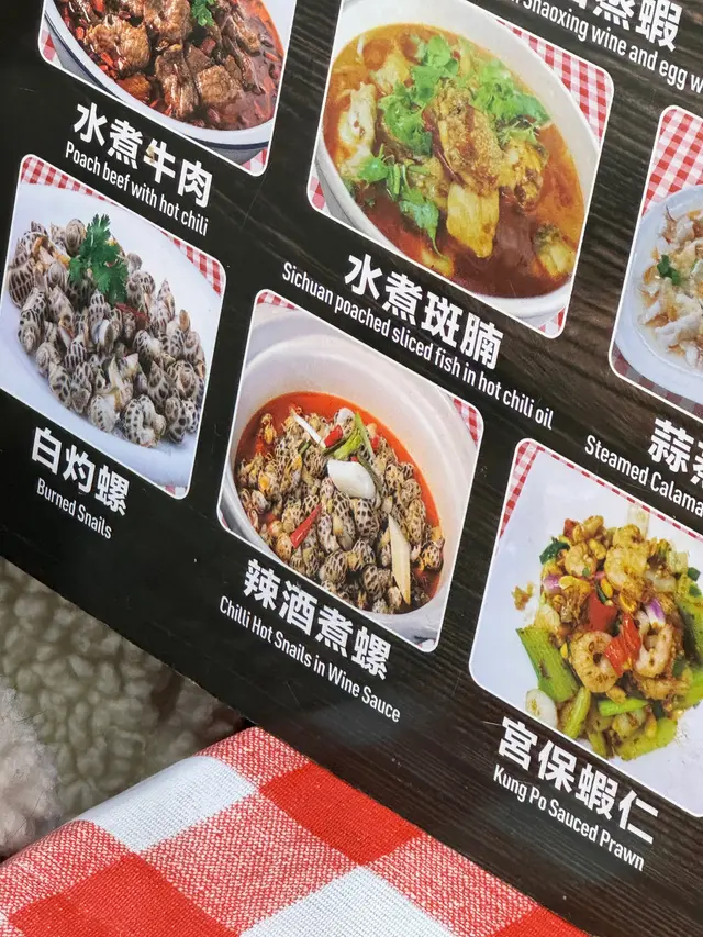 雖然成餐飯都好難食,不過我見老闆娘嘅態度都唔錯,仲送咗一碟炒菜係最好食嘅😀肉碎蒸蛋全部都係肥膏同埋好嚡,成餐飯每樣嘢食咗少少就走咗啦。
但係見到隔籬枱嘅椒鹽鮮魷同埋蒜頭蒸蝦,賣相都好好嘅。