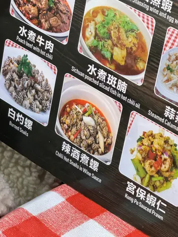 虽然成餐饭都好难食,不过我见老板娘嘅态度都唔错,仲送咗一碟炒菜系最好食嘅😀肉碎蒸蛋全部都系肥膏同埋好嚡,成餐饭每样嘢食咗少少就走咗啦。
但系见到隔篱枱嘅椒盐鲜鱿同埋蒜头蒸虾,卖相都好好嘅。