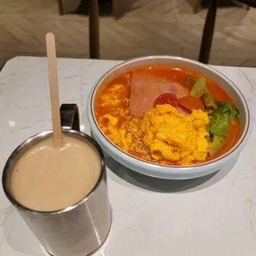 蕃茄滑蛋餐肉出前一丁