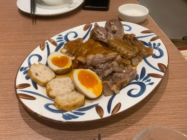 聲稱係四人份量,但同隔離枱三人份量size一樣嘅「金獎滷鵝拼盤」。