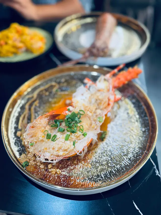 蒜蓉粉絲蒸龍蝦