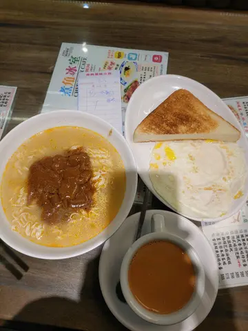 早餐B沙爹牛肉面双熟煎蛋多士热奶茶