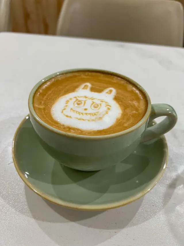呢度嘅咖啡都好正，除咗係我鍾意嘅nutty 豆、又夠晒大杯之外，仲成日都有咖同公仔同拉花🤣，真心勁🤩！今次係最近好hit嘅Labubu😗！