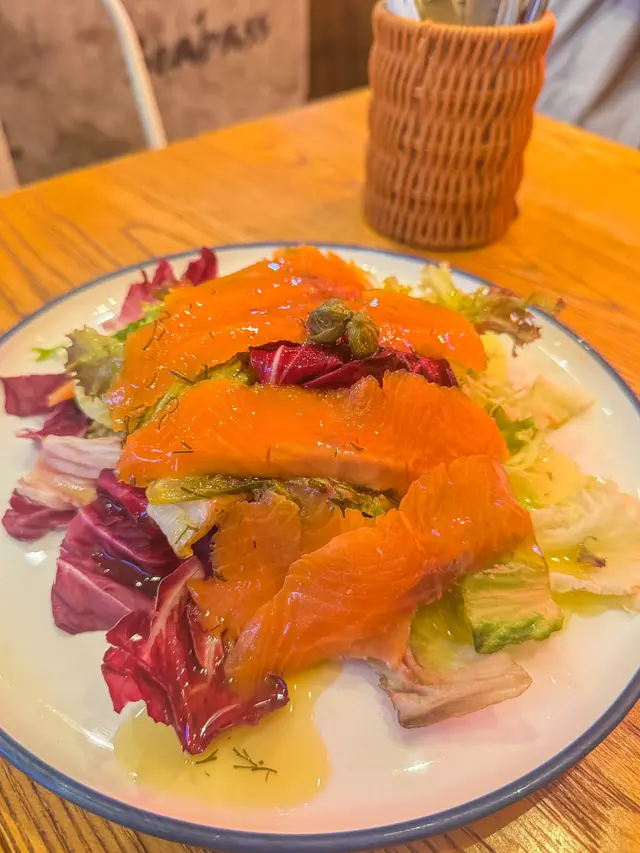 煙三文魚沙律配蜜糖刁草汁