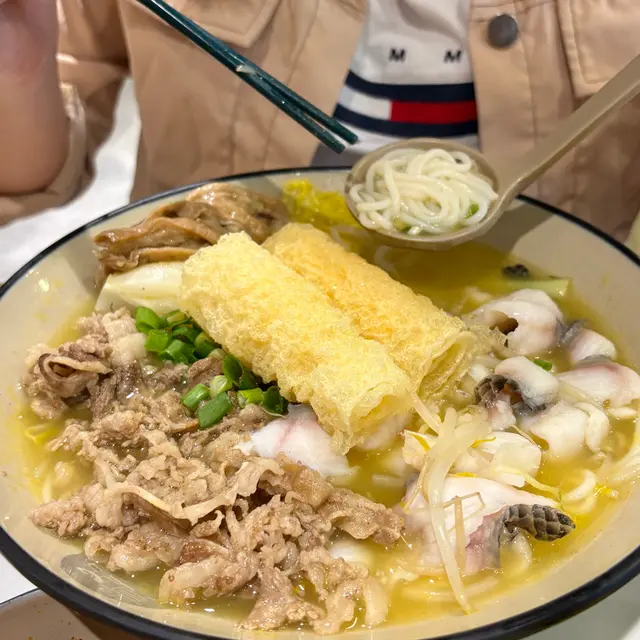 元祖金酸魚片濃湯底 (米線, 滷水大腸, 肥牛, 炸響鈴, 娃娃菜)