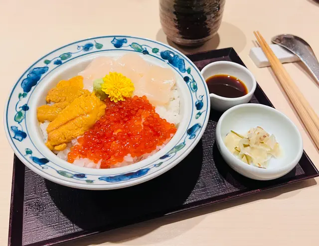 海膽帆立貝鮭魚籽丼